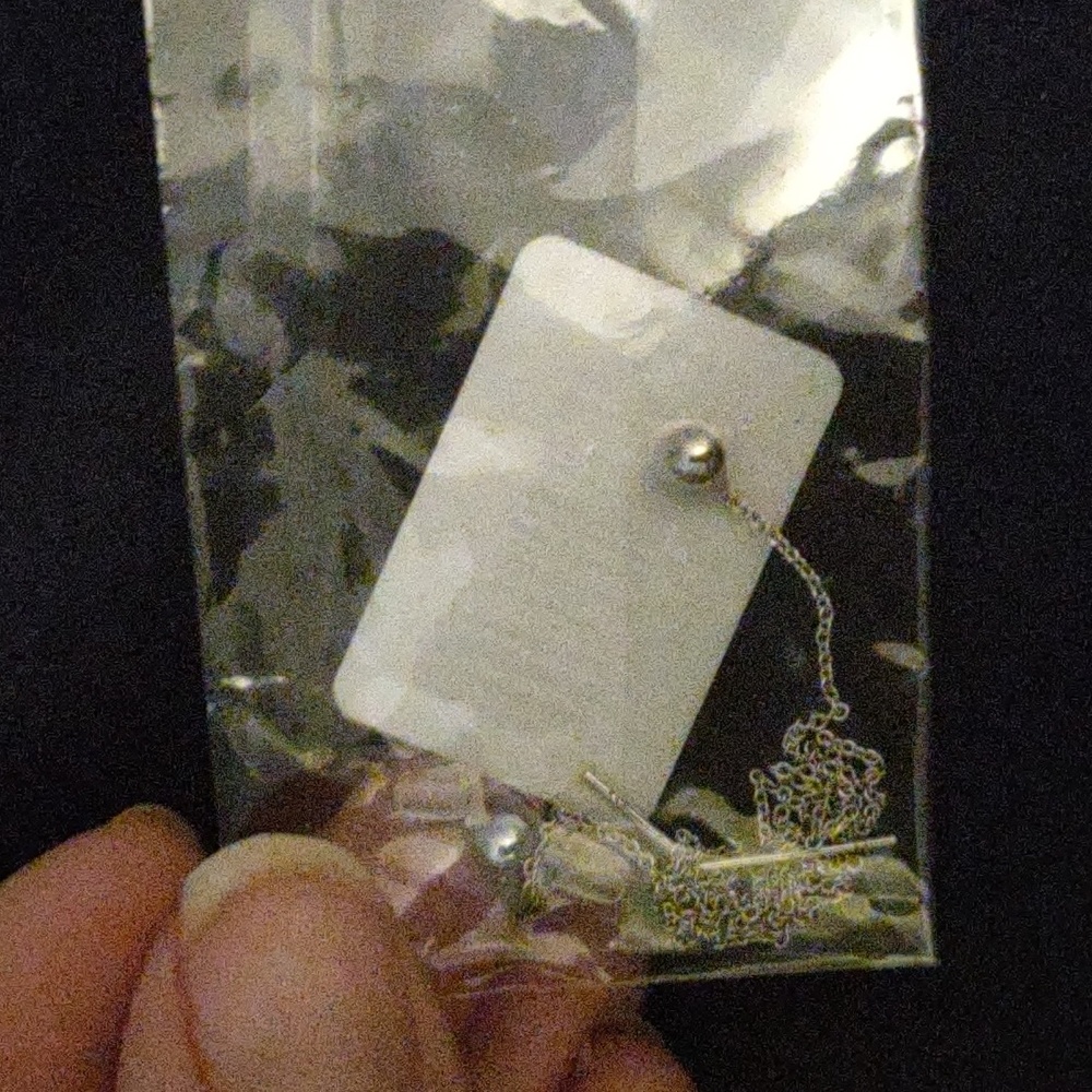 Thread thru simple stud earrings - Picture 4 of 4